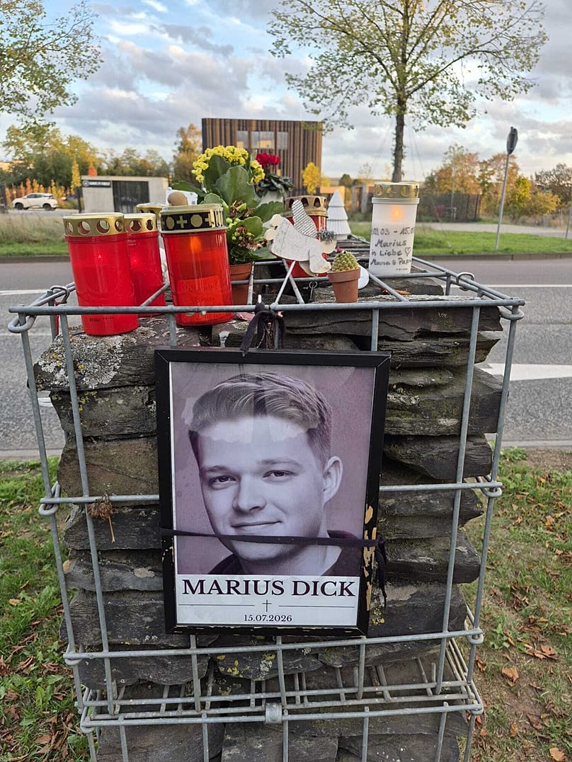 Die Gedenkstätte für Marius Dick am Tatort in Trier am 16. Oktober 2026.