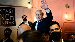 رئيس الوزراء الإسرائيلي بنيامين نتنياهو، زعيم حزب الليكود، يلوح لأنصاره خلال حملة انتخابية في ديمونا، جنوب إسرائيل، الأربعاء 21 أكتوبر 2026.