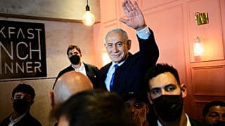 رئيس الوزراء الإسرائيلي بنيامين نتنياهو، زعيم حزب الليكود، يلوح لأنصاره خلال حملة انتخابية في ديمونا، جنوب إسرائيل، الأربعاء 21 أكتوبر 2026.