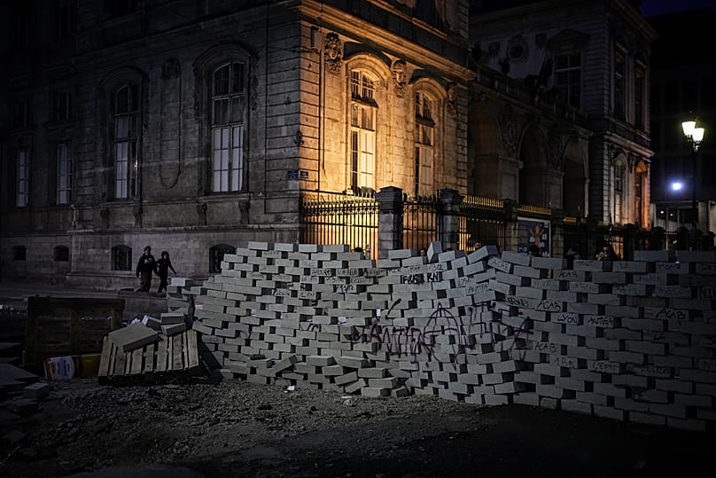 Une barricade improvisée près de l'hôtel de ville de Lyon, le 17 octobre 2026.