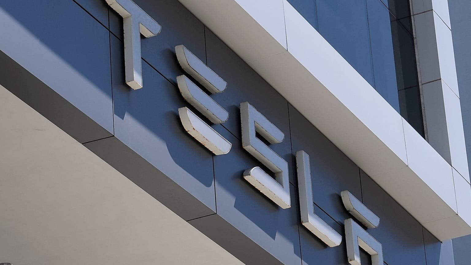 ARCHÍV FELVÉTEL – A Tesla emblémája látható egy Tesla-kereskedésen 2025. március 13-án, csütörtökön, Miamiban.