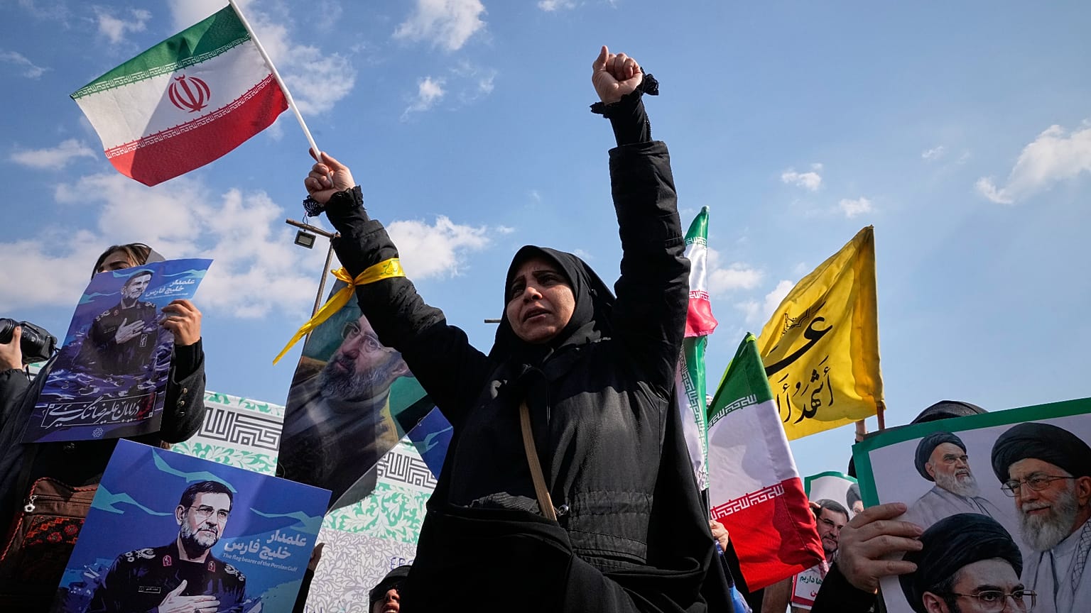 امرأة تحمل العلم الإيراني خلال مراسم تشييع قائد بحرية الحرس الثوري علي رضا تنكسيري وآخرين قُتلوا في غارات إسرائيلية، في طهران، 1 نيسان/أبريل 2026.