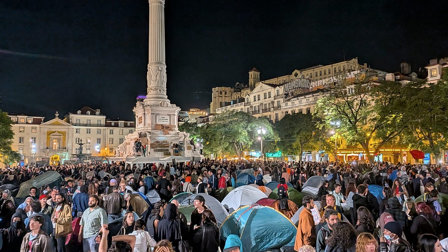Manifestantes voltaram à praça do Rossio na quarta-feira à noite 