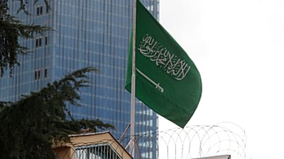 العلم السعودي يرفرف فوق القنصلية في إسطنبول، الاثنين 8 أكتوبر 2018.