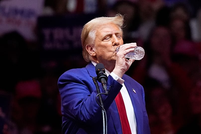 Donald Trump aprovecha para hacer una pausa de hidratación durante una campaña de las elecciones de 2024 en el Madison Square Garden de Nueva York. 