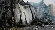 Пожарные пытаются потушить возгорание в результате ракетного удара российских войск в центре Киева в четверг, 22 октября 2026 года