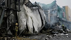 Пожарные пытаются потушить возгорание в результате ракетного удара российских войск в центре Киева в четверг, 22 октября 2026 года