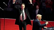 ARCHIVIO. Elon Musk reagisce mentre il presidente eletto USA Donald Trump parla a un comizio prima della 60ª inaugurazione presidenziale, a Washington, 19 gen. 2025