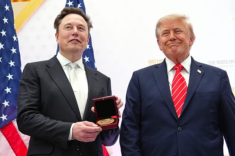 ARCHIVIO. Il presidente degli Stati Uniti Donald Trump consegna la National Medal of Science a Elon Musk durante un evento allo US Institute of Peace a Washington, 8 ottobre 2026