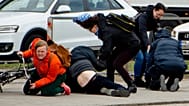 In München stürzen Fußgänger nach einer Windböe zu Boden. Weite Teile Deutschlands wurden 2015 vom Sturm „Niklas“ heimgesucht.