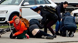 In München stürzen Fußgänger nach einer Windböe zu Boden. Weite Teile Deutschlands wurden 2015 vom Sturm „Niklas“ heimgesucht.