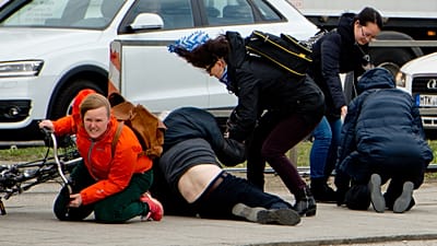 In München stürzen Fußgänger nach einer Windböe zu Boden. Weite Teile Deutschlands wurden 2015 vom Sturm „Niklas“ heimgesucht.