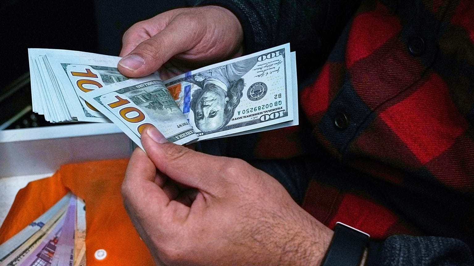 معامله دلار در بازار تهران