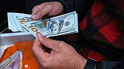 معامله دلار در بازار تهران