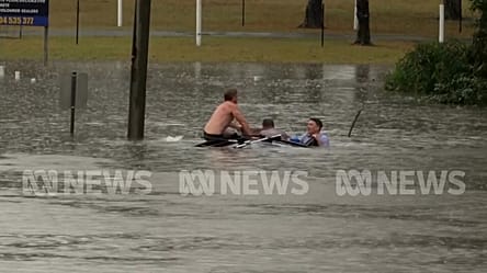 Australia: Bystanders dive into floodwaters to save trapped driver