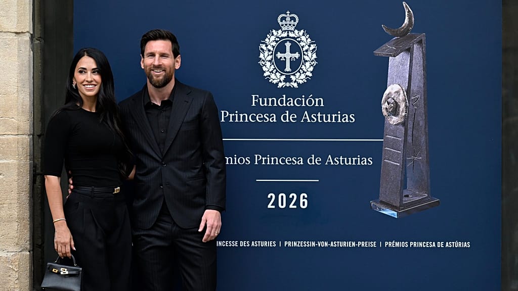 Leo Messi arrives in Oviedo with his wife, Antonela Roccuzzo, to receive the Princess of Asturias Award for Sports.