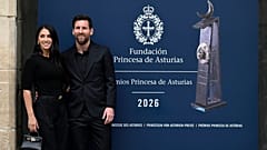 Leo Messi arrives in Oviedo with his wife, Antonela Roccuzzo, to receive the Princess of Asturias Award for Sports.