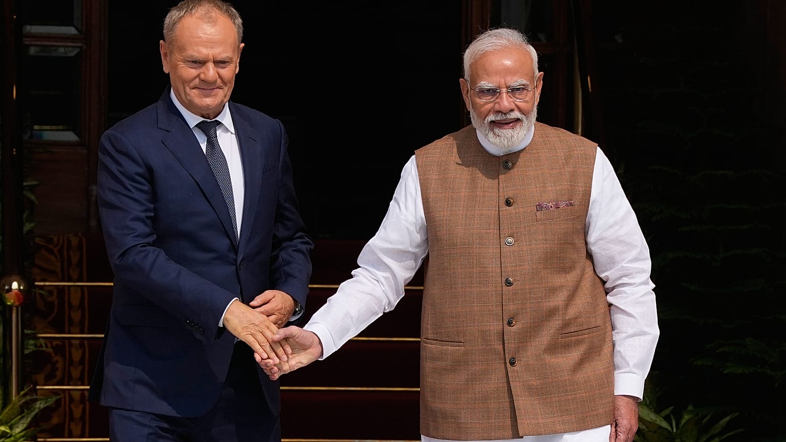 Premier Indii Narendra Modi (po prawej) ściska dłoń polskiemu premierowi Donaldowi Tuskowi przed spotkaniem w Nowym Delhi, w czwartek 22 października 2026 r.