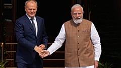Premier Indii Narendra Modi (po prawej) ściska dłoń polskiemu premierowi Donaldowi Tuskowi przed spotkaniem w Nowym Delhi, w czwartek 22 października 2026 r.