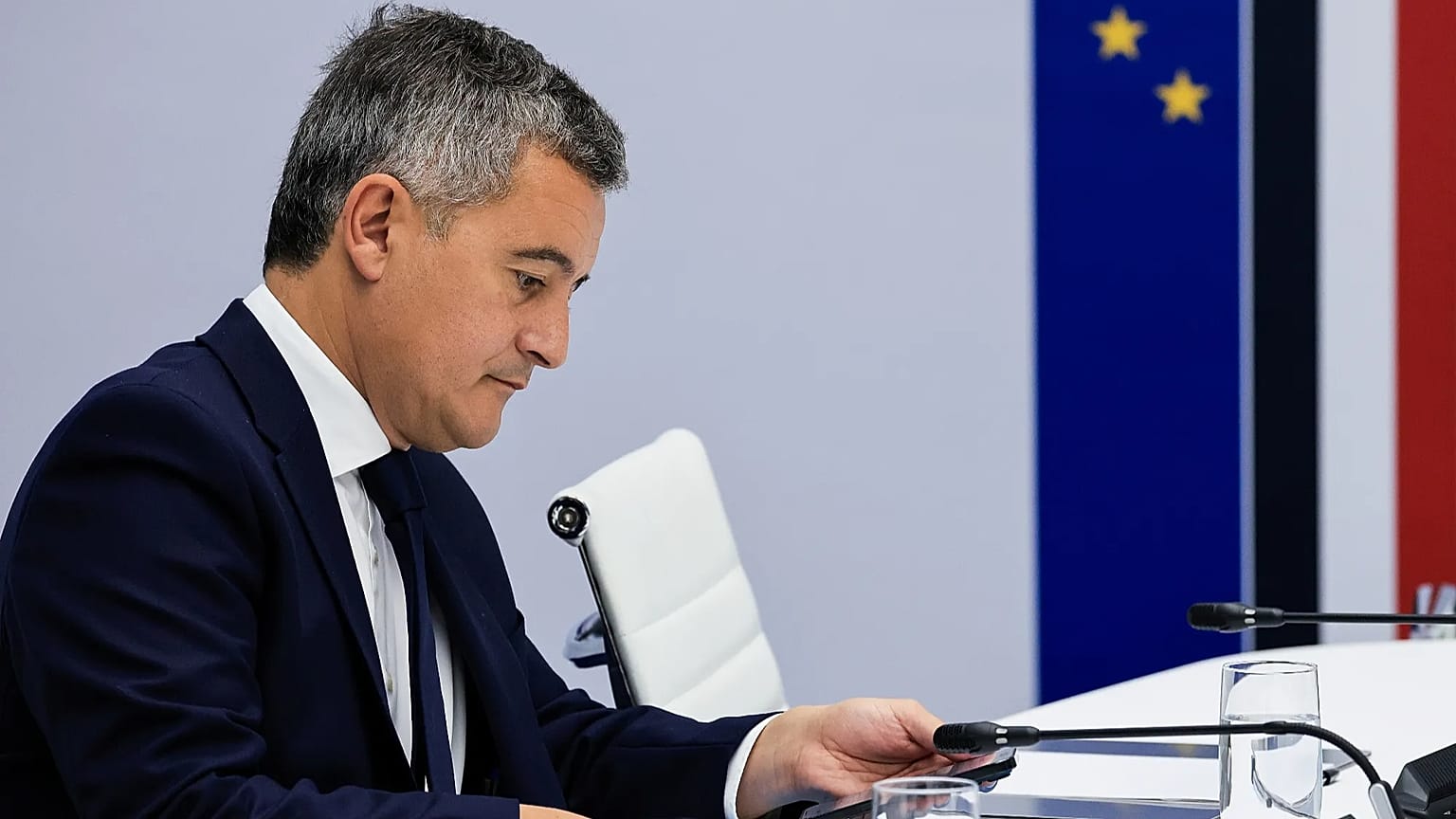 Le ministre français de la Justice, Gérald Darmanin, participe à une réunion interministérielle de crise présidée par le président Emmanuel Macron au palais de l'Élysée.