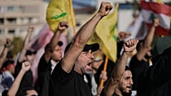 مناصرون لحزب الله يرددون شعارات خلال إحياء الذكرى الثانية لاغتيال حسن نصر الله في بيروت، 27 سبتمبر 2026.