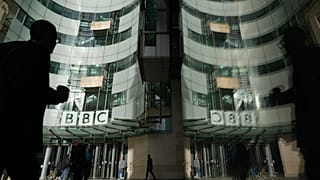 Logótipo da BBC visível em frente à sede da empresa em Londres, 12 de novembro de 2025