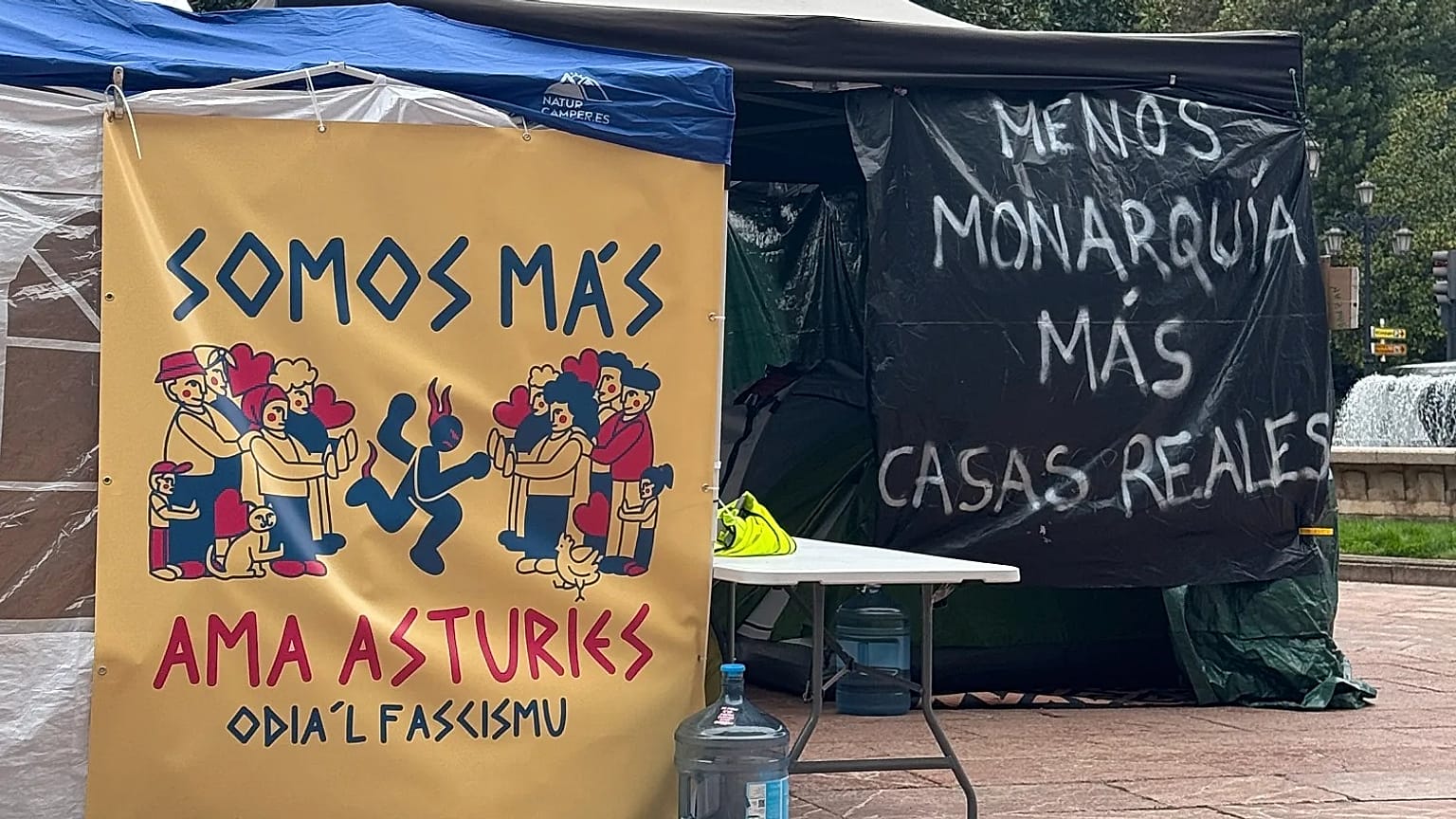 Acampada en la plaza de La Escandalera de Oviedo, ante el Teatro Campoamor, donde se celebra la ceremonia de los Premios Princesa de Asturias, el 22 de octubre de 2026.