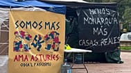 Acampada en la plaza de La Escandalera de Oviedo, ante el Teatro Campoamor, donde se celebra la ceremonia de los Premios Princesa de Asturias, el 22 de octubre de 2026.