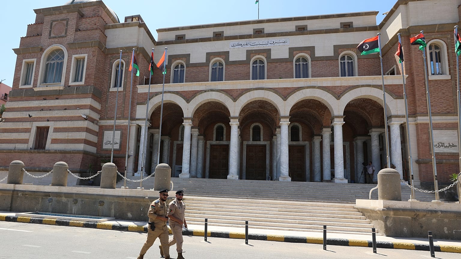 جنود ليبيون يحرسون مقر المصرف المركزي في طرابلس، ليبيا، يوم الثلاثاء 27 أغسطس 2024. (صورة من أسوشيتد برس/ يوسف مراد)