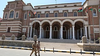 جنود ليبيون يحرسون مقر المصرف المركزي في طرابلس، ليبيا، يوم الثلاثاء 27 أغسطس 2024. (صورة من أسوشيتد برس/ يوسف مراد)