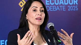 Luisa González, candidata presidencial por el partido Revolución Ciudadana, antes de asistir a un debate presidencial en Quito, el 19 de enero de 2025.