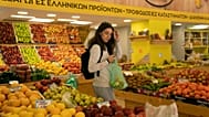 A personal trainer Antonia Kalantzi, de 38 anos, faz compras num supermercado em Atenas, Grécia, em 16 de fevereiro de 2022