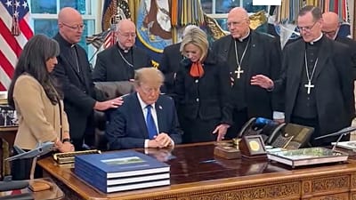Trump comparte un momento de oración en el Despacho Oval