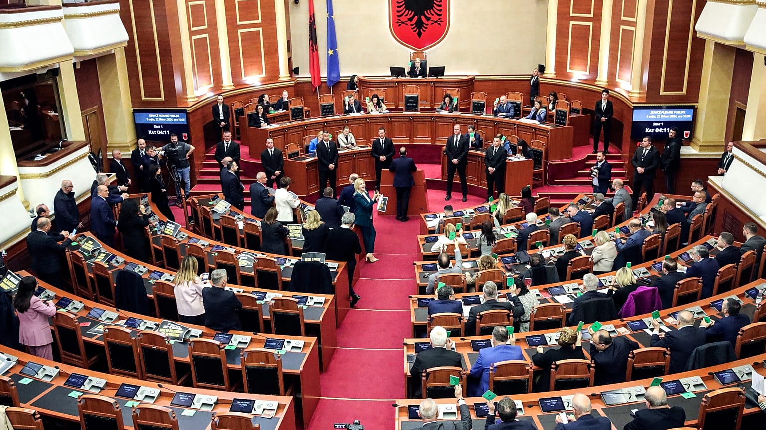 ΑΡΧΕΙΟ – Βουλευτές του Δημοκρατικού Κόμματος παρακολουθούν ενώ οι συνάδελφοί τους του κυβερνώντος Σοσιαλιστικού κόμματος ψηφίζουν στα Τίρανα, Αλβανία, 22 Φεβρουαρίου 2024.