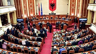 ARCHÍV: A Demokrata Párt képviselői (balra) figyelik, amint a kormányzó Szocialista Párt tagjai szavaznak Tiranában, Albánia parlamentjében, 2024. február 22-én.