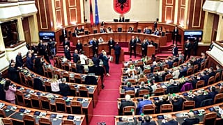 ΑΡΧΕΙΟ – Βουλευτές του Δημοκρατικού Κόμματος παρακολουθούν ενώ οι συνάδελφοί τους του κυβερνώντος Σοσιαλιστικού κόμματος ψηφίζουν στα Τίρανα, Αλβανία, 22 Φεβρουαρίου 2024.