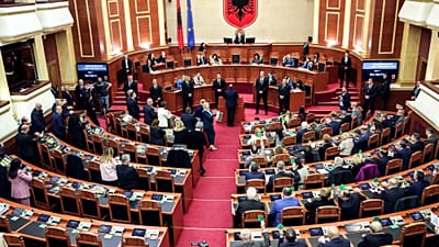 ΑΡΧΕΙΟ – Βουλευτές του Δημοκρατικού Κόμματος παρακολουθούν ενώ οι συνάδελφοί τους του κυβερνώντος Σοσιαλιστικού κόμματος ψηφίζουν στα Τίρανα, Αλβανία, 22 Φεβρουαρίου 2024.