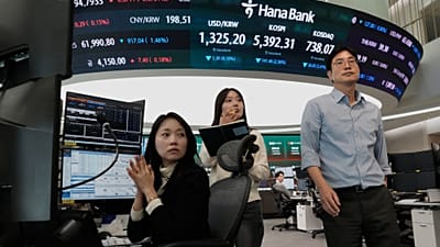 Operadores de divisas trabajan en la sala de cambios de la sede central de Hana Bank en Seúl, Corea del Sur, el viernes 23 de octubre de 2026.