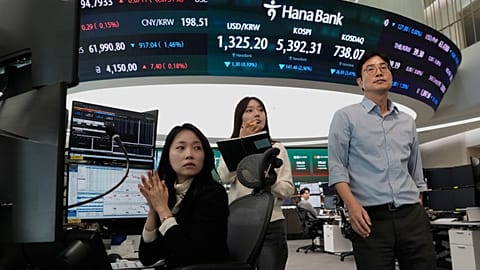 Currency traders work at the foreign exchange dealing room of the Hana Bank headquarters in Seoul, South Korea, Friday, 23 Oct. 2026. 