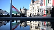 Katonai tiszteletadással felvonják a nemzeti lobogót az 1956-os forradalom és szabadságharc 70. évfordulóján az Országház előtti Kossuth Lajos téren