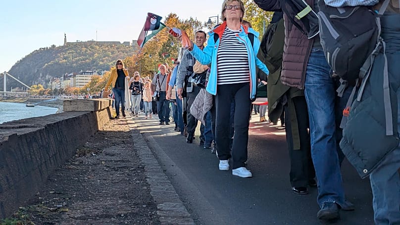 Sympatycy Fideszu maszerują wzdłuż nabrzeża 23 października