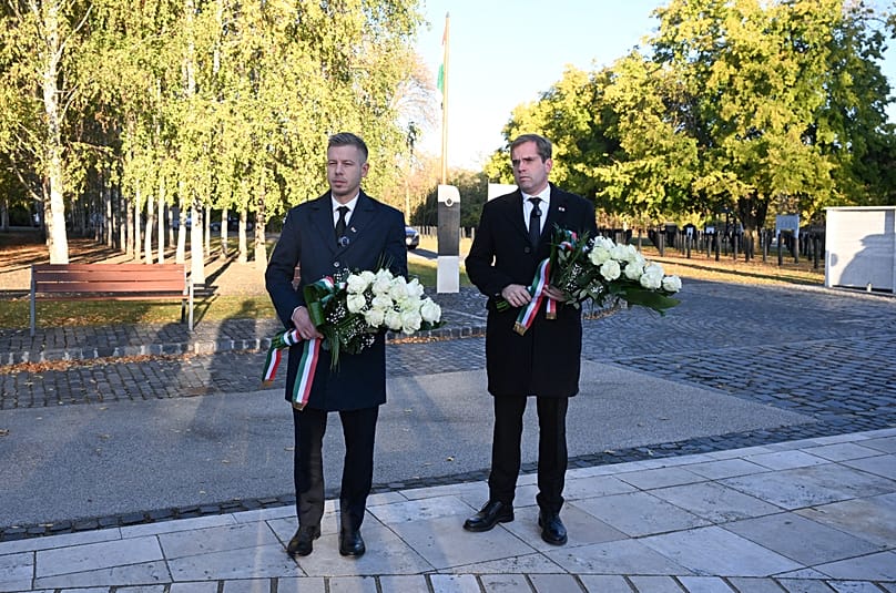 Magyar Péter miniszterelnök (b) és Ruff Bálint, a Miniszterelnökséget vezető miniszter lerója kegyeletét az Új köztemető 301-es parcellájánál 