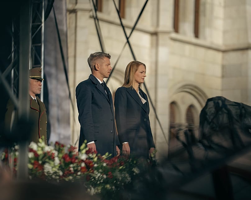 Premier Péter Magyar i przewodnicząca Zgromadzenia Krajowego Ágnes Forsthoffer podczas ceremonii podniesienia flagi