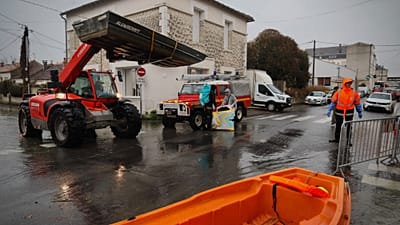 Les secours interviennent près d'une rue inondée à Saintes, alors que de graves inondations frappent l'ouest de la France sous l'effet de la tempête Pedro, le 18 février 2026