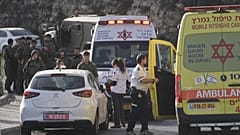 يتجمع جنود وأفراد طوارئ إسرائيليون بالقرب من سيارات الإسعاف عقب هجوم إطلاق نار بالقرب من تقاطع يهودا