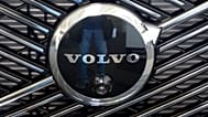 Archív felvétel: A Volvo emblémája egy Volvo autó hűtőrácsán a Pittsburgh-i Nemzetközi Autószalonon, 2025. február 14-én.