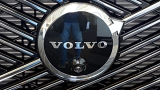 Archivo - Logotipo de Volvo en la parrilla de un automóvil Volvo expuesto en el Salón Internacional del Automóvil de Pittsburgh, el 14 de febrero de 2025.