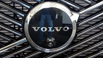 Φωτογραφία αρχείου - Το λογότυπο της Volvo στη μάσκα αυτοκινήτου Volvo στην Παγκόσμια Έκθεση Αυτοκινήτου στο Πίτσμπουργκ, 14 Φεβρουαρίου 2025.