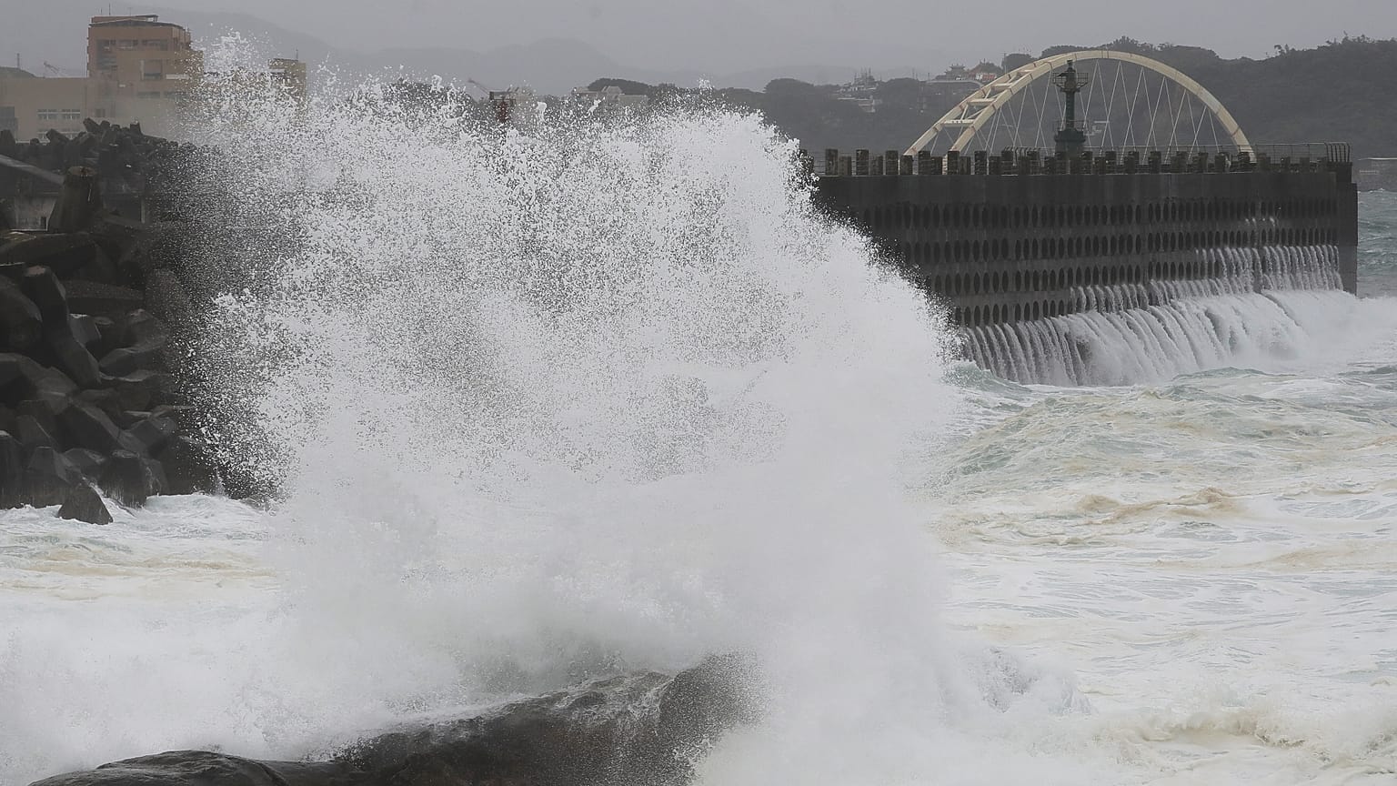Una ola gigante rompe en la costa de Keelung, en el norte de Taiwán.