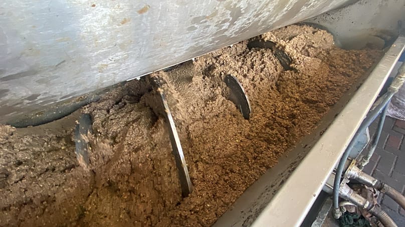 عملية تحويل ثمار الزيتون إلى زيت في معصرة وسط قطاع غزة